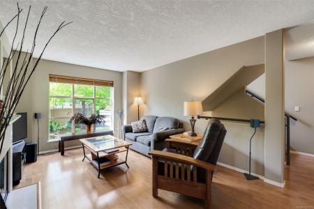 510 MARSETT PL, Saanich, British Columbia V8Z 7J1, Canada