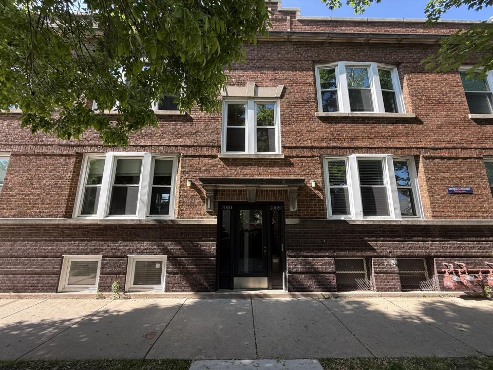 2010 W Cornelia Avenue , B, Chicago, Illinois 60618