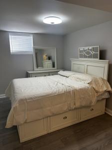 2010 W Cornelia Avenue , B, Chicago, Illinois 60618
