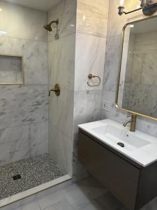 2010 W Cornelia Avenue , B, Chicago, Illinois 60618