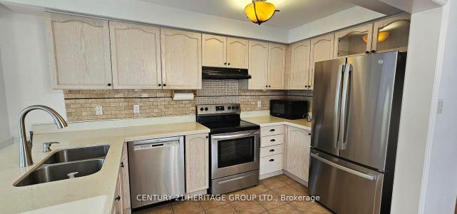 44 AMULET CRESCENT, Richmond Hill, Ontario L4S 2V8, CANADÁ