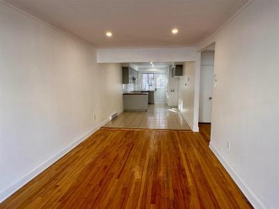 8632 Av. Bloomfield, Montréal (Villeray/Saint-Michel/Parc-Extension), Quebec H3N 2J3, Canada