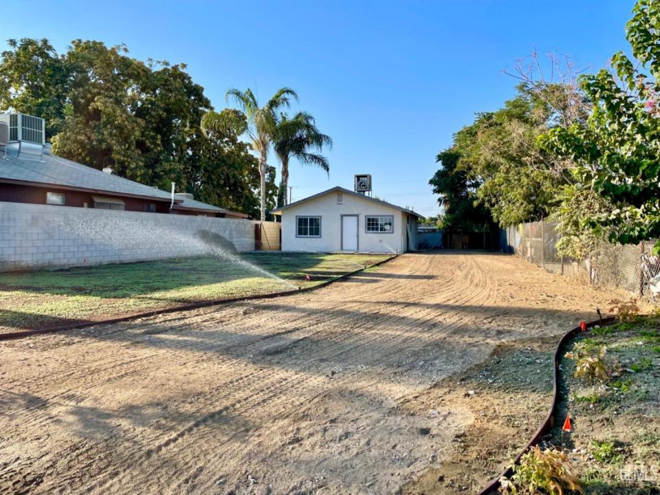 8204 Gail Marie Drive, Lamont, California 93241, Estados Unidos