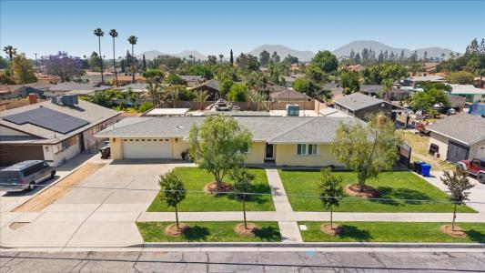 17623 Pine Ave, Fontana, California 92335, USA