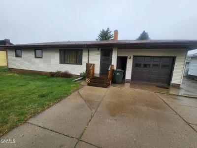 522 6th Avenue NE, Hazen, ND 58545, USA