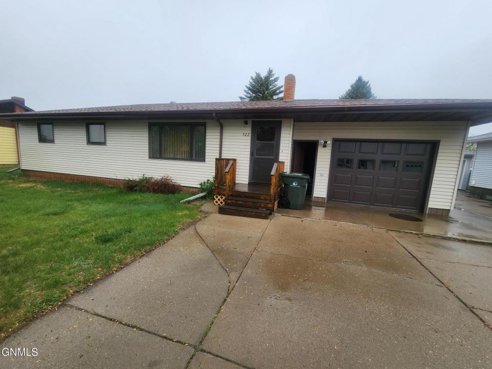 522 6th Avenue NE, Hazen, North Dakota 58545
