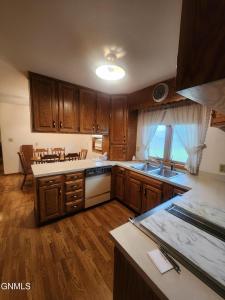 522 6th Avenue NE, Hazen, North Dakota 58545