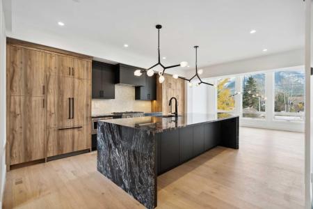 512 8TH AVENUE, Canmore, Alberta T1W 2E3, Canada