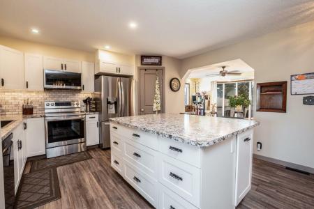911 12 STREET SE, High River, Alberta T1V 1L2, Canada