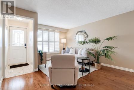 568 DUFFERIN STREET, Toronto (little Portugal), Ontario M6K 2A9, Canadá