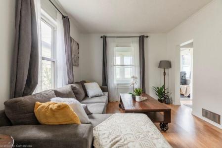 34 BENSON AVENUE, Hamilton, Ontario L8H 3M9, Canada