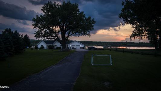 9332 Island Road, Bismarck, ND 58503, USA