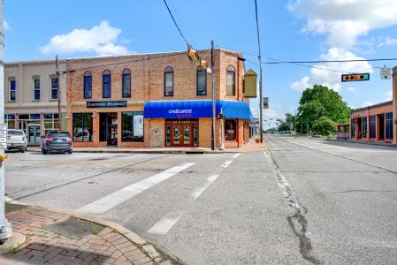 102 W. Sealy, Alvin, Texas 77511, USA