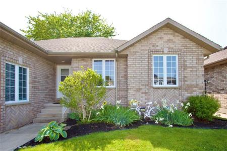 1049 BERNARD COURT, Sarnia, Ontario N7S 6J6, Canada