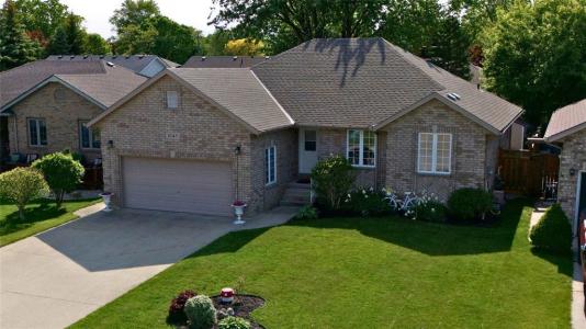 1049 BERNARD COURT, Sarnia, Ontario N7S 6J6, Canada