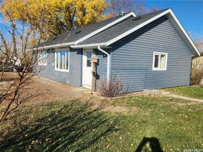 101 CENTRE STREET, Frontier, Saskatchewan S0N 0W0, Canada