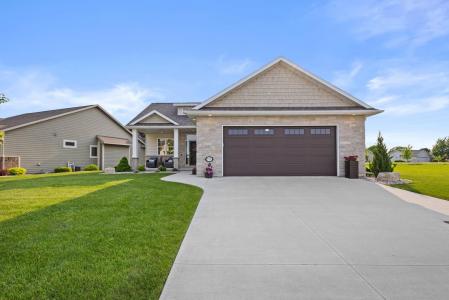 878 Whisper Falls Lane, Menasha, Wisconsin 54952