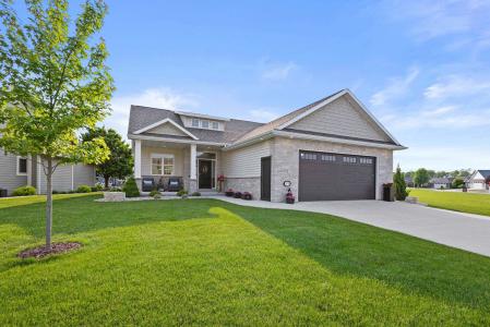 878 Whisper Falls Lane, Menasha, Wisconsin 54952