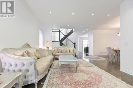 18 KERR LANE, Aurora, Ontario L4G 0E5, Canada