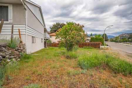 1358 CHERRY CRESCENT E, Kelowna, British Columbia V1Y 3Y1, Canada