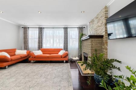 1344 Rue Lafontaine, Laval (Sainte-Dorothée), Quebec H7Y 1N1, Canada