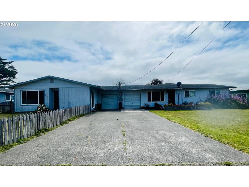 755 735 Bluff Ave, Bandon, Oregon 97411