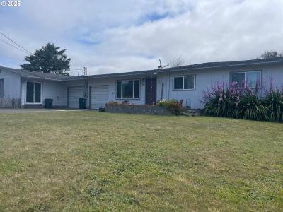 755 735 Bluff Ave, Bandon, Oregon 97411