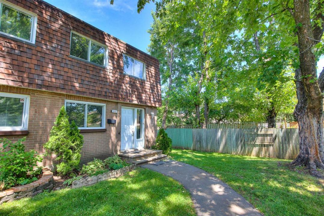 1097 Rue Woodside, Dollard-Des Ormeaux, Québec H9B 1R1, Canada