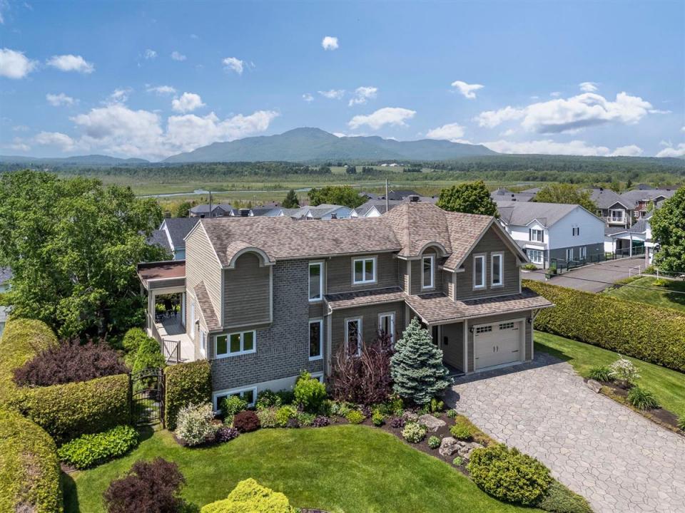 859  Rue Poitras, Magog, Québec J1X 5M6, Canada