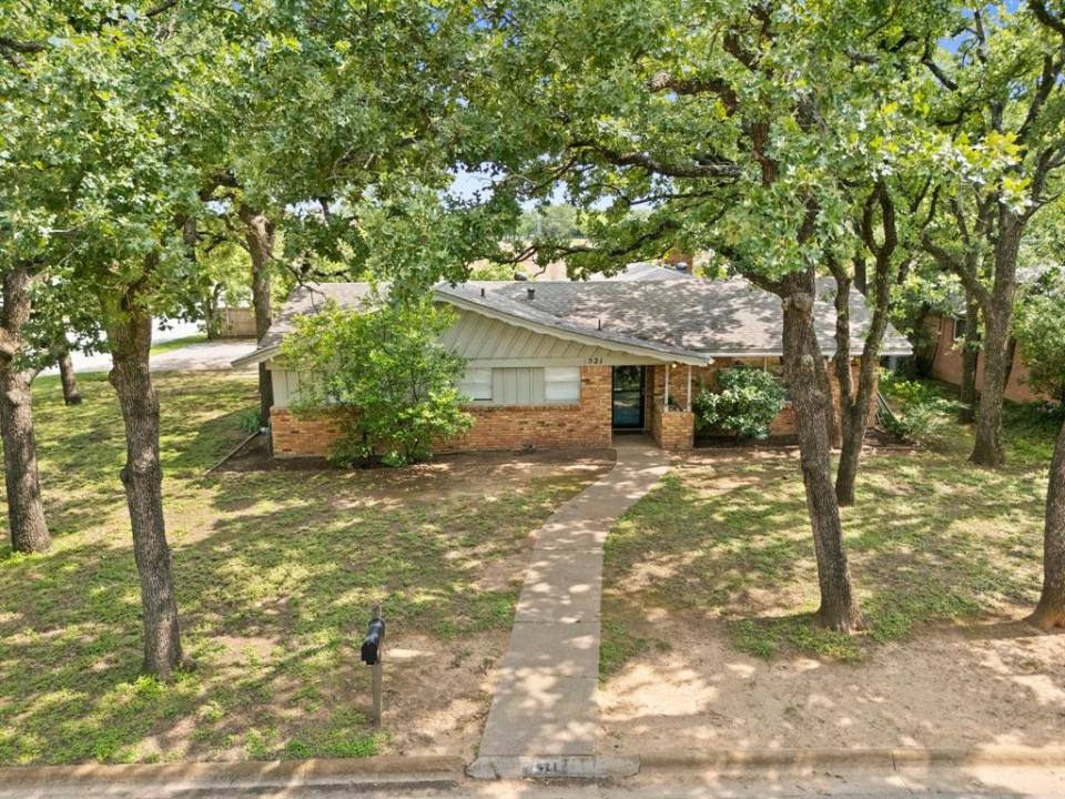 521 Brookview DR, Hurst, Texas 76054, Estados Unidos