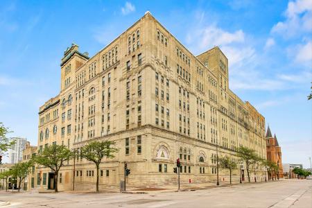 270 E Highland Ave, Milwaukee, Wisconsin 53202, USA