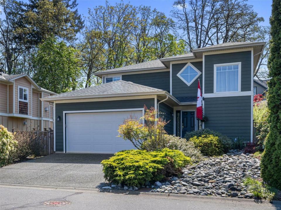 4135 ROCKHOME GDNS, Saanich, British Columbia V8X 5K4, Canada