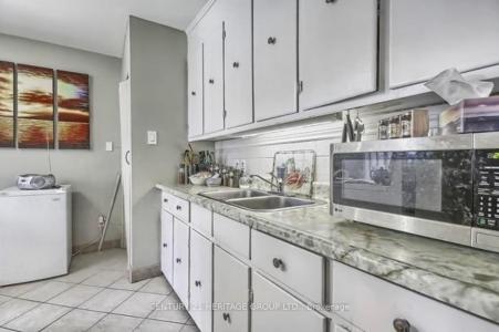 136 SEPTONNE AVENUE, Newmarket, Ontario L3Y 2W3, Kanada
