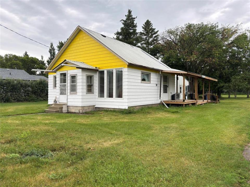 220 HOSSACK AVENUE, Killarney, Manitoba R0K 1G0, Canada
