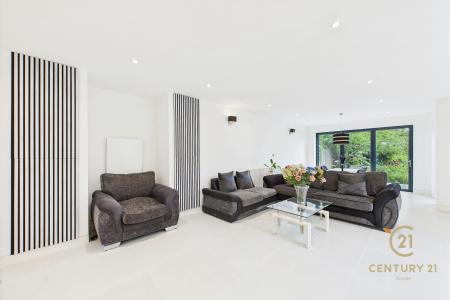 Tolworth Rise North, SURBITON, United Kingdom