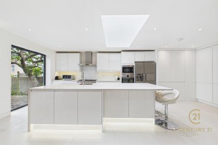 Tolworth Rise North, SURBITON, United Kingdom