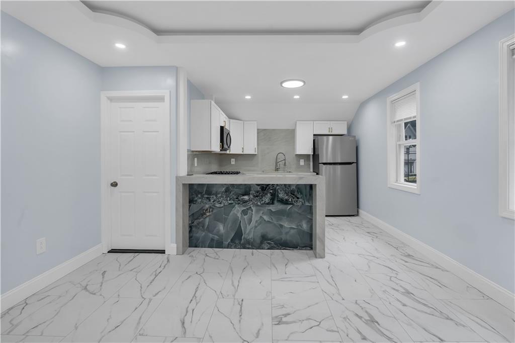 458 High , 3-L, Central Falls, רוד איילנד 02863, ארצות הברית של אמריקה 