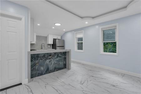 458 High , 3-L, Central Falls, רוד איילנד 02863, ארצות הברית של אמריקה 