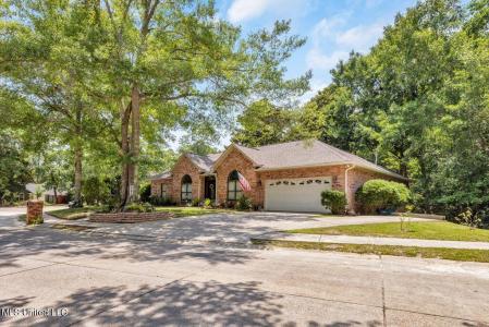 807 Woodglen Drive Drive, Ocean Springs, Mississippi 39564, USA