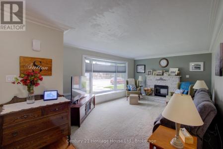 376 LAMBTON STREET EAST, West Grey, אונטריו N0G 1R0, קנדה