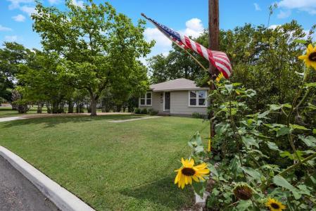 305 S Bowie, Fredericksburg, Texas 78624, USA