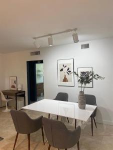 2404 NE 33rd Ave., Ft. Lauderdale, Floryda 33305, USA
