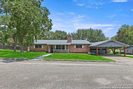1706 Hickory St, Floresville, 德克薩斯州 78114, 美國