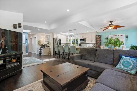 1840 160 STREET, Surrey, British Columbia V4A 4X4, Canada