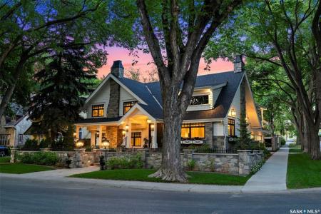 334 SASKATCHEWAN CRESCENT W, Saskatoon, Saskatchewan S7M 0A4, Canada