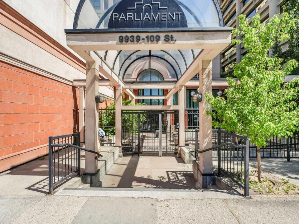9939 109 NW, Edmonton, Alberta T5K 1H6, Canada