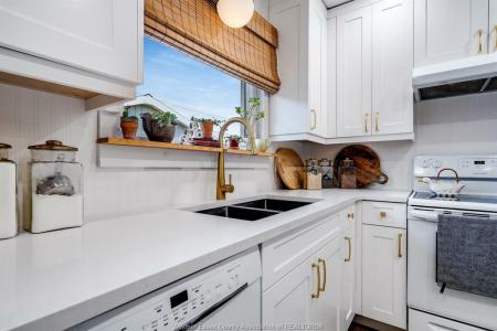 40 NICHOLAS STREET, Leamington, Ontario N8H 3R9, Canada