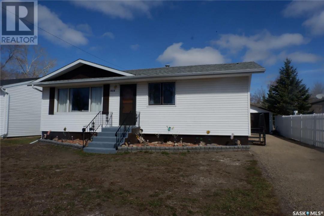 2014 4TH STREET N, Rockglen, Saskatchewan S0H 3R0, Canada