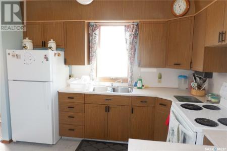 2014 4TH STREET N, Rockglen, Saskatchewan S0H 3R0, Canada