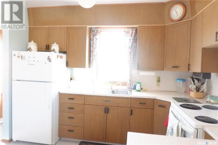 2014 4TH STREET N, Rockglen, Saskatchewan S0H 3R0, Canada